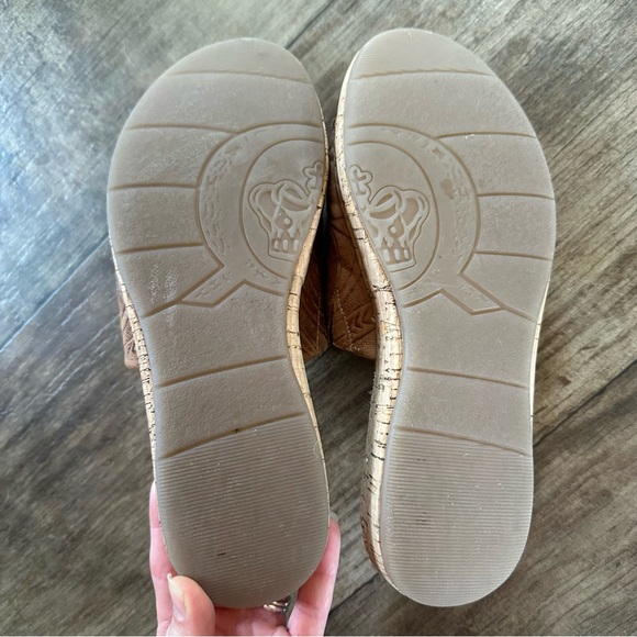 BORN embossed floral leather sandal brown and tan cork bottom - Picture 3 of 8